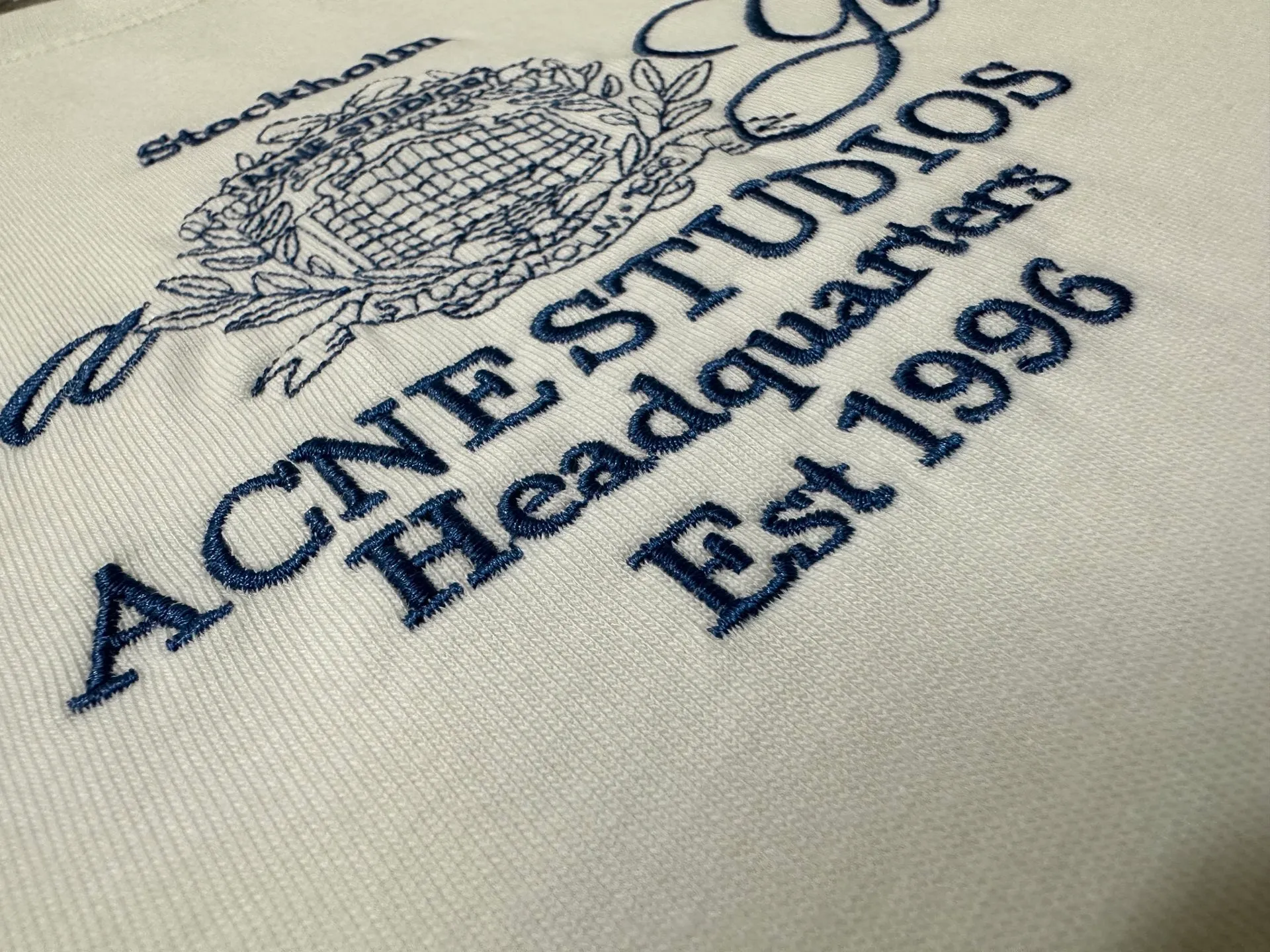 160 Acne studio FW 26 Retro American badge Blue embroidery long-sleeved T-shirt Fabric: High-definition super heavyweight cotton double yarn compact Xinjiang cotton Weight gram Paired with 2*2 Salona rib Clean cloth surface Clear cloth texture Firm and stiff High color fastness No change in shape No Color Change Customized hardware Thread Accessories Matching version Men and women Same Style Color: White Size: XS S M L XL
